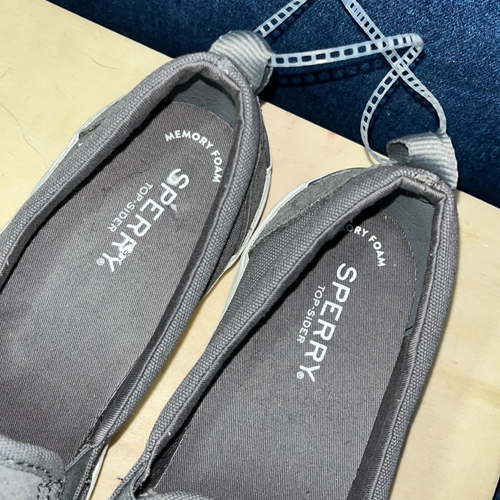 Top Sperry gray & white slip on shoes size womens 8.5 NWOT - Picture 3 of 7